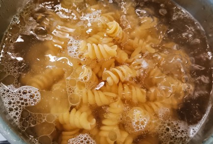 Фото шага рецепта Томатная паста со сливочным чеддером 153103 шаг 1  