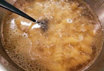 Фото шага рецепта Томатная паста со сливочным чеддером 153103 шаг 2  