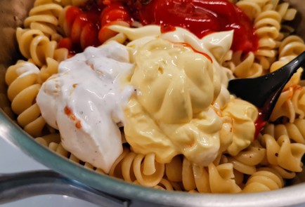 Фото шага рецепта Томатная паста со сливочным чеддером 153103 шаг 8  