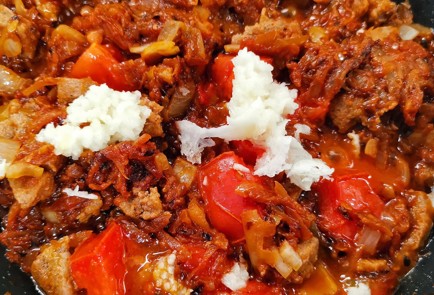 Фото шага рецепта Томатная солянка с мясными колбасками 152922 шаг 10  