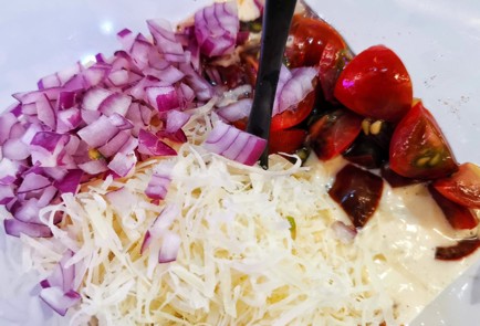 Фото шага рецепта Томатная яичница с сыром и специями 152234 шаг 4