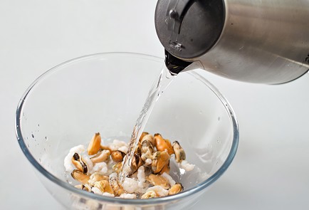 Фото шага рецепта Томатный суп из  морепродуктов 25076 шаг 1  