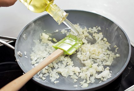 Фото шага рецепта Томатный суп из  морепродуктов 25076 шаг 2  