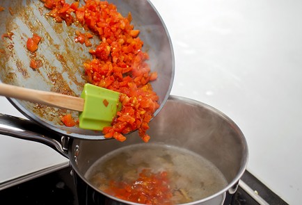 Фото шага рецепта Томатный суп из  морепродуктов 25076 шаг 4  