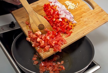 Фото шага рецепта Томатный суп с морепродуктами 31932 шаг 1