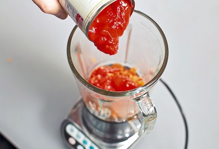 Фото шага рецепта Томатный суп с морепродуктами 31932 шаг 2