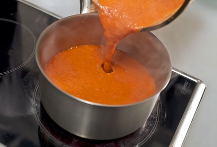 Фото шага рецепта Томатный суп с морепродуктами 31932 шаг 3