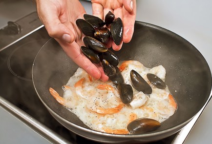 Фото шага рецепта Томатный суп с морепродуктами 31932 шаг 4