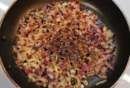 Фото шага рецепта Томатногорчичный соус с луком 153017 шаг 3  