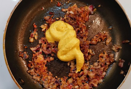 Фото шага рецепта Томатногорчичный соус с луком 153017 шаг 4  