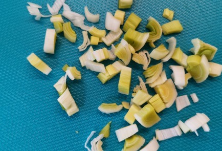 Фото шага рецепта Томатнолуковый скрэмбл с сыром 152642 шаг 1  