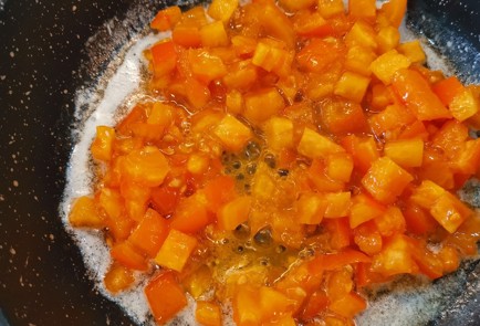 Фото шага рецепта Томатнолуковый скрэмбл с сыром 152642 шаг 5  