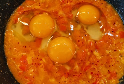 Фото шага рецепта Томатнолуковый скрэмбл с сыром 152642 шаг 7  