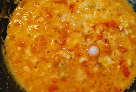 Фото шага рецепта Томатнолуковый скрэмбл с сыром 152642 шаг 8  