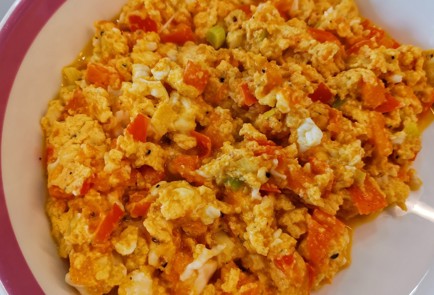 Фото шага рецепта Томатнолуковый скрэмбл с сыром 152642 шаг 9  