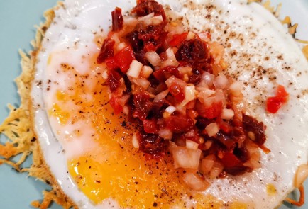 Фото шага рецепта Томатносырная лепешка с яйцом 153031 шаг 12  