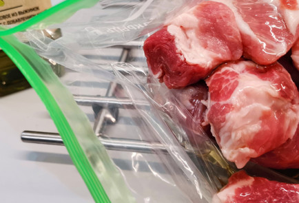 Фото шага рецепта Томатный маринад для шашлыка из свиной шеи 151518 шаг 3