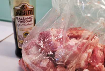 Фото шага рецепта Томатный маринад для шашлыка из свиной шеи 151518 шаг 5