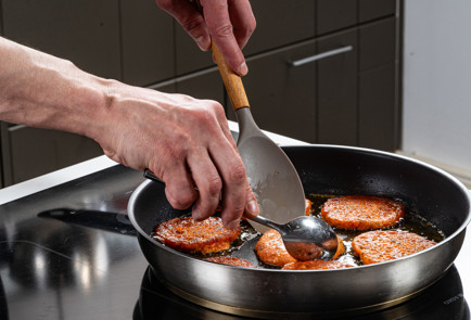 Фото шага рецепта Томатные котлеты 191457 шаг 10