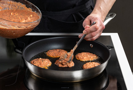 Фото шага рецепта Томатные котлеты 191457 шаг 9