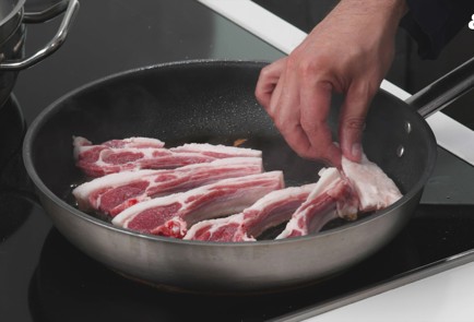 Фото шага рецепта Томленые ребрышки с овощами 190417 шаг 4  