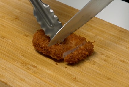 Фото шага рецепта Японская свиная котлета тонкацу 151131 шаг 10  