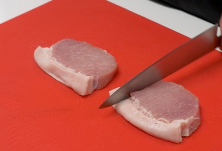 Фото шага рецепта Японская свиная котлета тонкацу 151131 шаг 2  