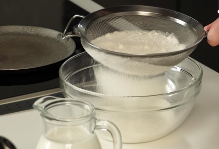 Фото шага рецепта Тонкие блины на молоке по рецепту Олега Ольхова 138580 шаг 1  