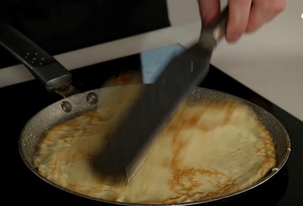 Фото шага рецепта Тонкие блины на молоке по рецепту Олега Ольхова 138580 шаг 6  