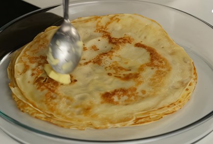 Фото шага рецепта Тонкие блины на молоке по рецепту Олега Ольхова 138580 шаг 7  