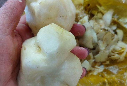 Фото шага рецепта Топинамбур жаренный с шампиньонами 188205 шаг 2