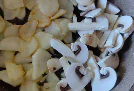 Фото шага рецепта Топинамбур жаренный с шампиньонами 188205 шаг 7