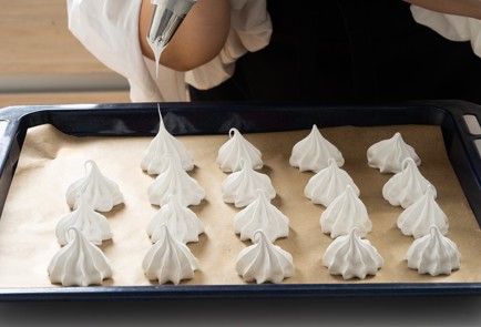 Фото шага рецепта Торт Графские развалины с безе вишней  и черносливом 151532 шаг 3  