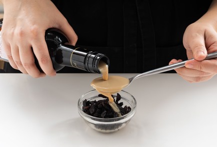 Фото шага рецепта Торт Графские развалины с безе вишней  и черносливом 151532 шаг 4  