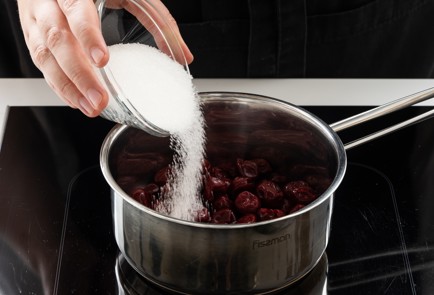 Фото шага рецепта Торт Графские развалины с безе вишней  и черносливом 151532 шаг 5  