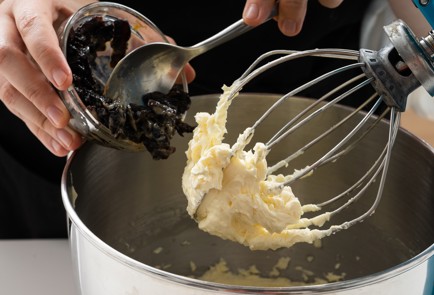 Фото шага рецепта Торт Графские развалины с безе вишней  и черносливом 151532 шаг 7  