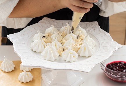 Фото шага рецепта Торт Графские развалины с безе вишней  и черносливом 151532 шаг 8  