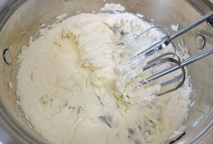 Фото шага рецепта Торт из готовых коржей 191564 шаг 2  