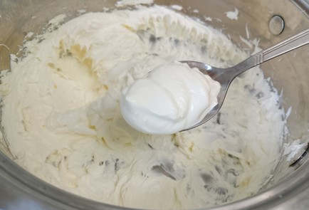 Фото шага рецепта Торт из готовых коржей 191564 шаг 3  