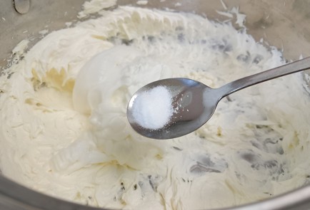 Фото шага рецепта Торт из готовых коржей 191564 шаг 4  