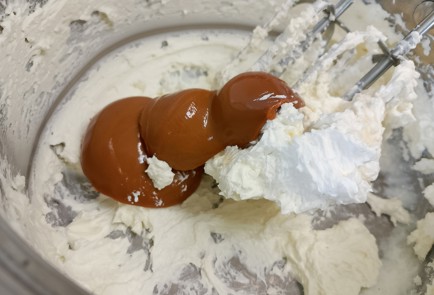 Фото шага рецепта Торт из готовых коржей 191564 шаг 5  