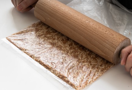 Фото шага рецепта Торт из печенья без выпечки с шоколадной начинкой 138917 шаг 5  