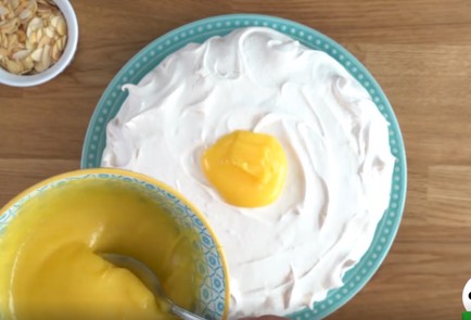 Фото шага рецепта Торт Павлова с лимонным курдом 137317 шаг 9  