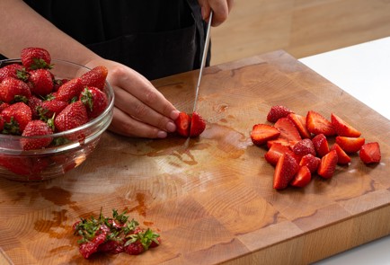 Фото шага рецепта Торт с клубникой 173856 шаг 10  