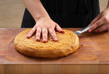 Фото шага рецепта Торт с клубникой 173856 шаг 11  