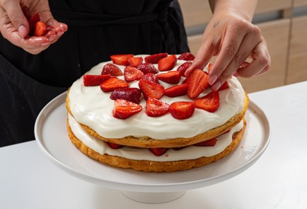 Фото шага рецепта Торт с клубникой 173856 шаг 14  