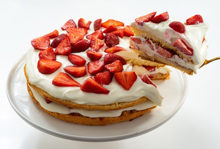 Фото шага рецепта Торт с клубникой 173856 шаг 15  