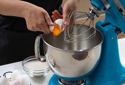 Фото шага рецепта Торт с клубникой 173856 шаг 2  