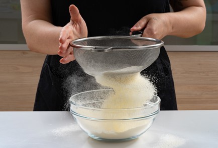 Фото шага рецепта Торт с клубникой 173856 шаг 3  