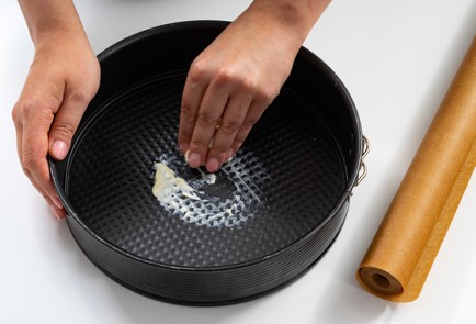 Фото шага рецепта Торт с клубникой 173856 шаг 5  